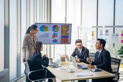 Group of young business people discussing and list 2026 01 07 06 58 47 utc - Slik skaper tillit bedre relasjoner og samarbeid mellom mennesk...