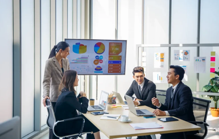 Group of young business people discussing and list 2026 01 07 06 58 47 utc - Slik skaper tillit bedre relasjoner og samarbeid mellom mennesk...