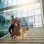 Happy business team communicating while walking th 2026 01 09 11 57 03 utc - Profesjonell kommunikasjon i helse- og omsorgsyrker