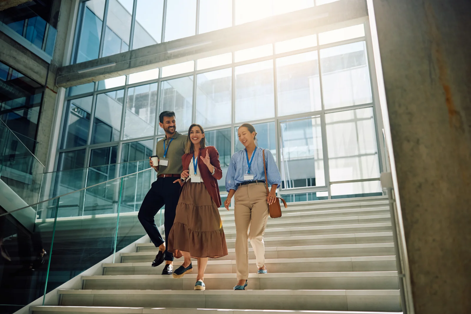 Happy business team communicating while walking th 2026 01 09 11 57 03 utc - Profesjonell kommunikasjon i helse- og omsorgsyrker