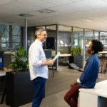 Happy multiracial professionals planning while dis 2026 01 09 11 05 22 utc - Digital kommunikasjon i arbeidslivet: slik velger du riktig kan...