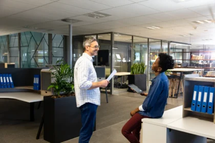 Happy multiracial professionals planning while dis 2026 01 09 11 05 22 utc - Digital kommunikasjon i arbeidslivet: slik velger du riktig kan...