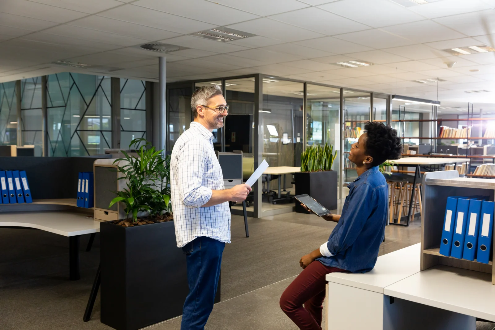 Happy multiracial professionals planning while dis 2026 01 09 11 05 22 utc - Digital kommunikasjon i arbeidslivet: slik velger du riktig kan...