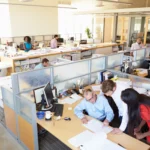 Interior of busy modern open plan office 2026 03 10 03 15 25 utc - Kommunikasjonsstiler på arbeidsplassen: direkte, passiv, aggressiv og pas...