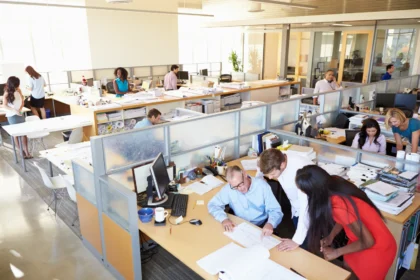 Interior of busy modern open plan office 2026 03 10 03 15 25 utc - Kommunikasjonsstiler på arbeidsplassen: direkte, passiv, aggressiv og pas...