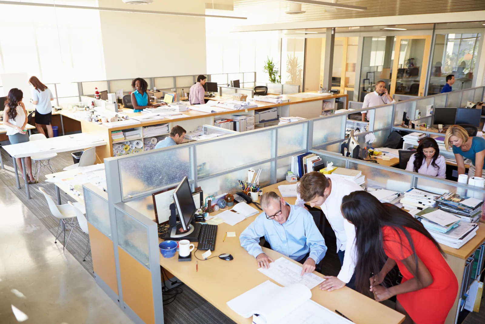 Interior of busy modern open plan office 2026 03 10 03 15 25 utc - Kommunikasjonsstiler på arbeidsplassen: direkte, passiv, aggressiv og pas...