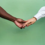 Interracial couple holding hands showing connectio 2026 03 08 22 59 21 utc - Slik håndterer du personkonflikter på jobb