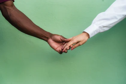Interracial couple holding hands showing connectio 2026 03 08 22 59 21 utc - Slik håndterer du personkonflikter på jobb