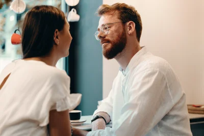Loving couple in a coffee shop 2026 03 09 21 51 27 utc - Slik håndterer du personkonflikter på jobb