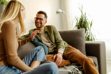 Loving happy couple talking to each other at home 2026 01 07 05 41 31 utc - Konflikttrappen forklart: trinn, tegn og tiltak