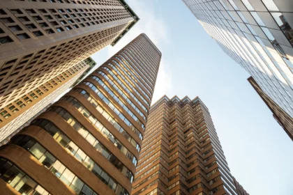 Low angle shot of buildings on 55 broadway in new 2026 01 08 00 28 30 utc - Hva bør små bedrifter automatisere først? 10 lave terskel‑proses...