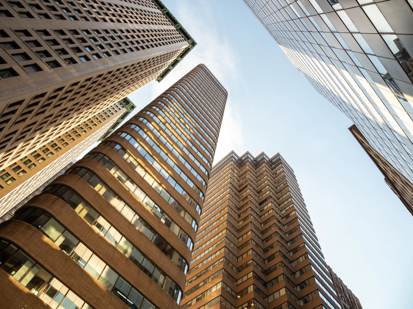 Low angle shot of buildings on 55 broadway in new 2026 01 08 00 28 30 utc - Hva bør små bedrifter automatisere først? 10 lave terskel‑proses...