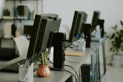 Modern office workspace with multiple computer sta 2026 01 09 11 00 21 utc - FOA, KOFA og EU-domstolen: slik brukes rettskildene i offentlig...