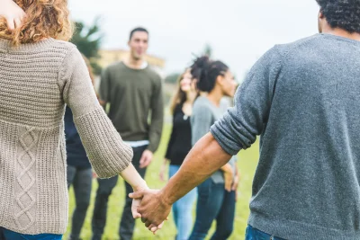 Multiethnic group of friends holding hands in a ci 2026 03 16 22 54 56 utc - Hva er samhandling – og hva skiller det fra samarbeid og koordi...