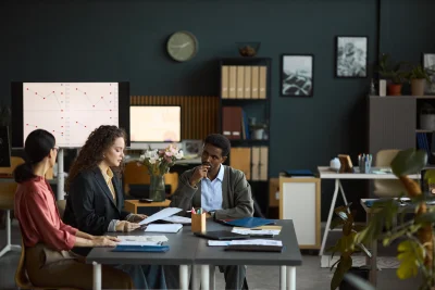 Multiethnic young adults discussing business strat 2026 01 24 17 45 02 utc - Outsourcing vs in-house: Økonomisk sammenligning for møtebookin...