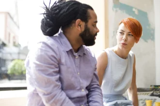 Multiracial friends talking 2026 01 08 05 17 52 utc - Hvordan utvikle relasjoner over tid