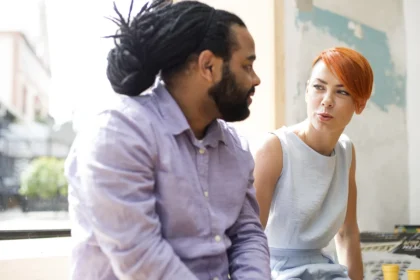 Multiracial friends talking 2026 01 08 05 17 52 utc - Hvordan utvikle relasjoner over tid