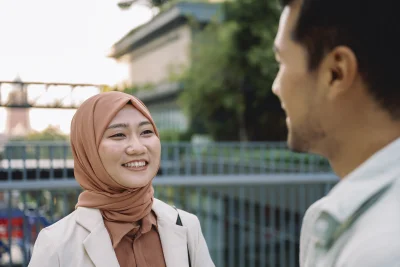 Muslim businesswoman smiling at colleague outdoors 2026 01 09 10 50 24 utc - Hvordan utvikle relasjoner over tid