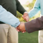 Old people outdoor and holding hands for prayer 2026 01 09 11 37 47 utc - Relasjoner og samarbeid: Balanse mellom egne behov og fellesskapet