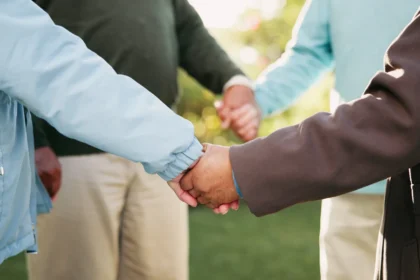 Old people outdoor and holding hands for prayer 2026 01 09 11 37 47 utc - Relasjoner og samarbeid: Balanse mellom egne behov og fellesskapet