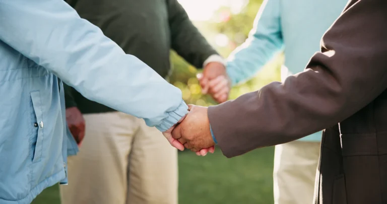 Old people outdoor and holding hands for prayer 2026 01 09 11 37 47 utc - Relasjoner og samarbeid: Balanse mellom egne behov og fellesskapet