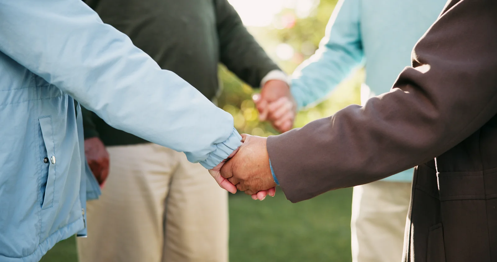 Old people outdoor and holding hands for prayer 2026 01 09 11 37 47 utc - Relasjoner og samarbeid: Balanse mellom egne behov og fellesskapet
