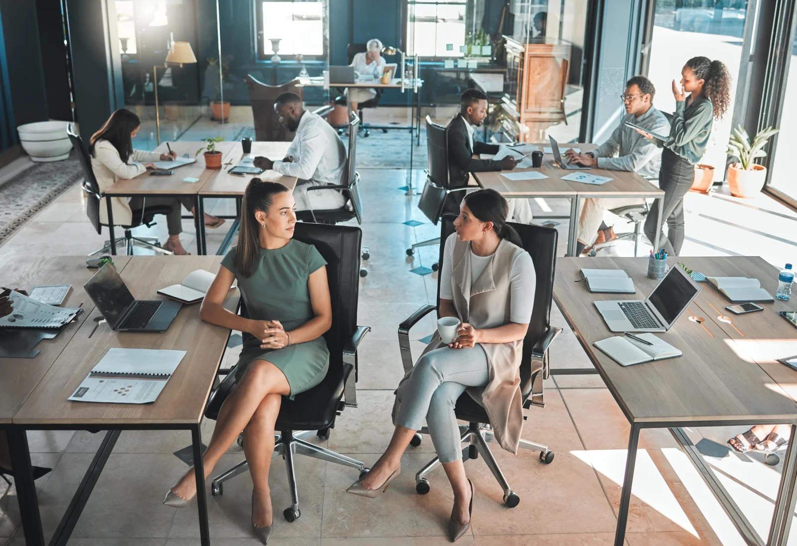 Open office space policy business people having in 2026 01 09 11 06 49 utc - Hvordan sette opp timeføring og prosjektøkonomi i et SMB‑vennli...