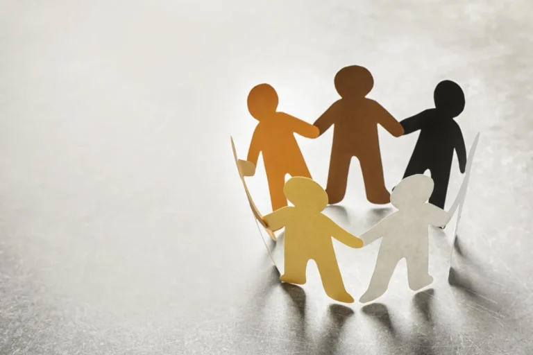 Paper people holding hands on light background un 2026 02 05 19 37 59 utc - Uenighet på jobb: slik håndterer du spenninger før de blir konfl...