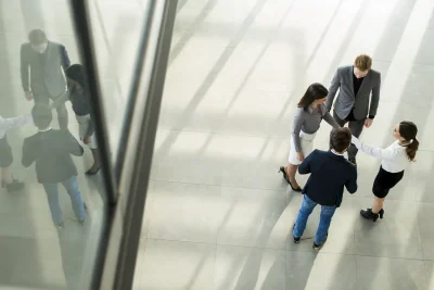 People at the hall in office building 2026 01 08 05 09 40 utc - Kjøpeguide: Velg prosjektstyringsverktøy for SMB (bygg/håndverk)