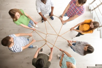 People holding rope together indoors top view un 2026 03 05 11 52 19 utc - Samarbeid i praksis: hva fungerer, og hvorfor?