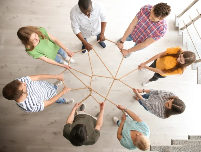 People holding rope together indoors top view un 2026 03 05 11 52 19 utc - Samarbeid i praksis: hva fungerer, og hvorfor?