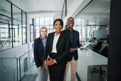 Portrait of a group of businesspeople working toge 2026 01 09 10 00 47 utc - CRM-implementering: steg-for-steg guide til migrering og opplær...