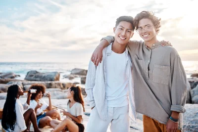 Portrait of two attractive young men standing toge 2026 01 09 10 41 35 utc - Samarbeid i praksis: hva fungerer, og hvorfor?