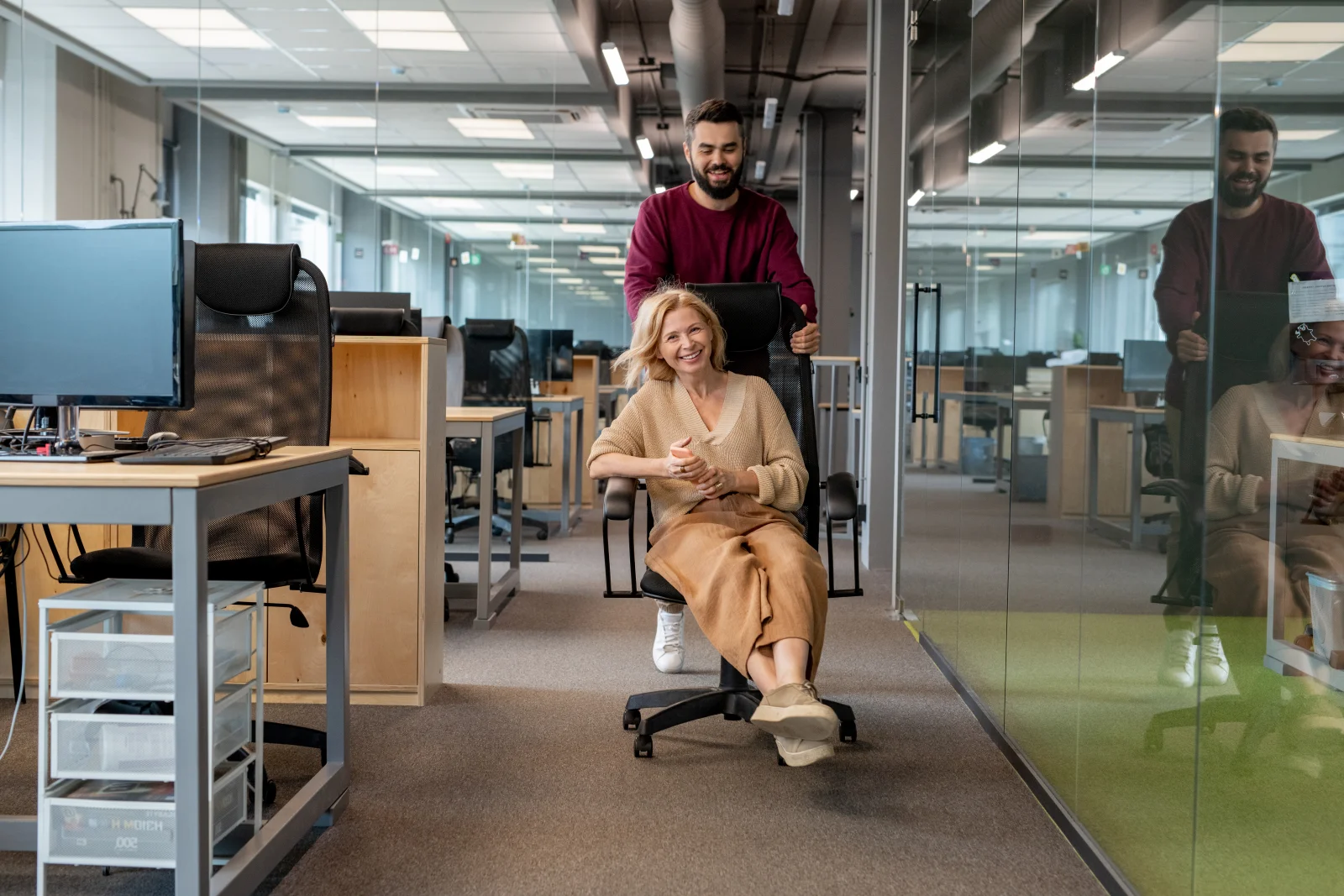 Pretty blond mature businesswoman and her younger 2026 01 08 23 45 48 utc - Hvordan prissette kvalitet: steg‑for‑steg med regneark‑mal