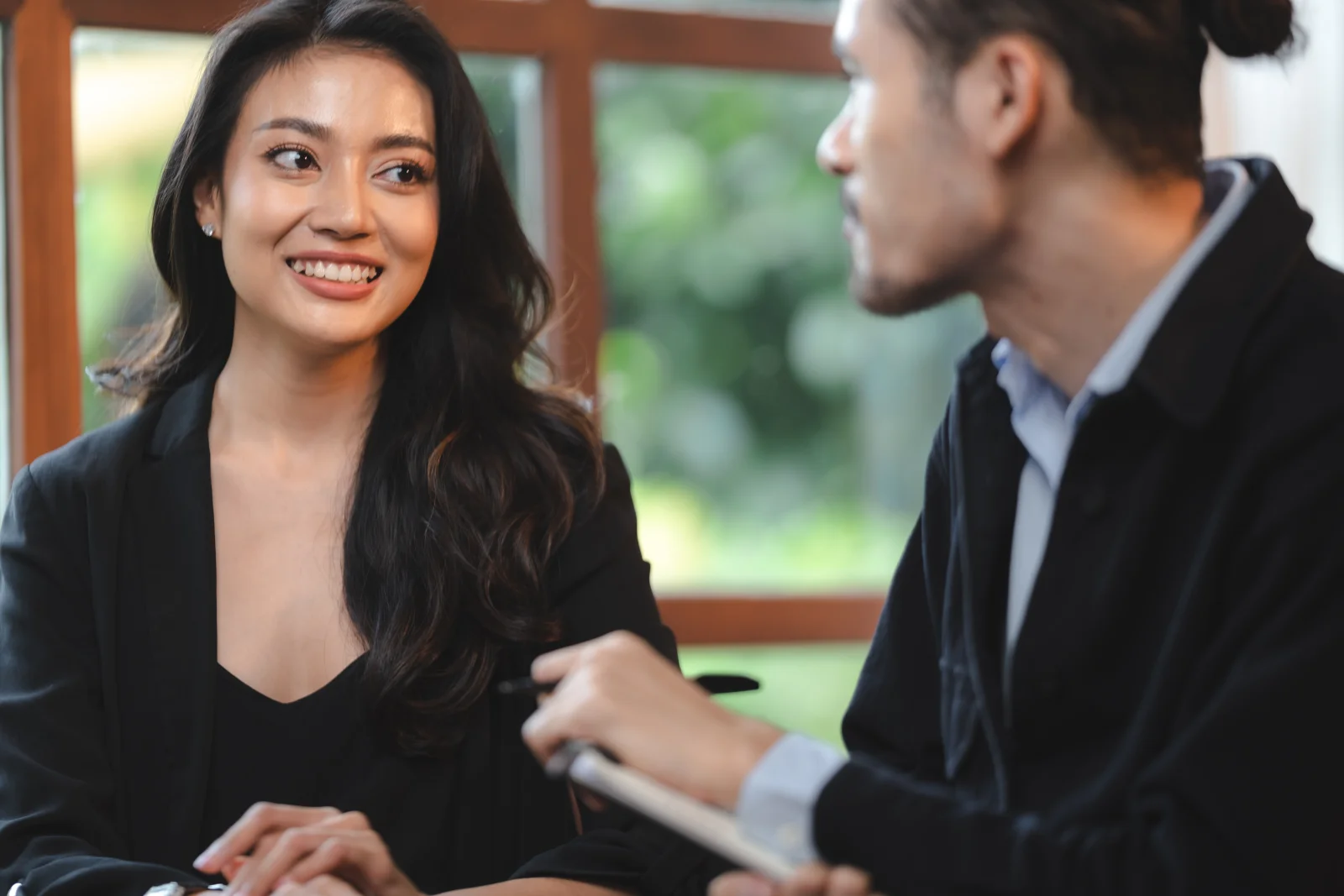 Professional business colleague partner teamwork m 2026 01 09 07 08 57 utc - Konstruktive tilbakemeldinger på jobb og skole: slik gir du dem...