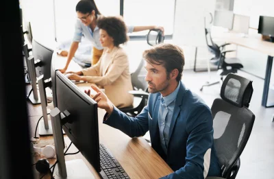 Programmer working in a software developing compan 2026 01 09 06 33 21 utc - Hvordan prissette kvalitet: steg‑for‑steg med regneark‑mal