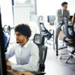 Programmers cooperating brainstorming at informati 2026 01 09 00 08 05 utc - Hvordan velge riktig digitalbyrå: sjekkliste og spørsmål du må...