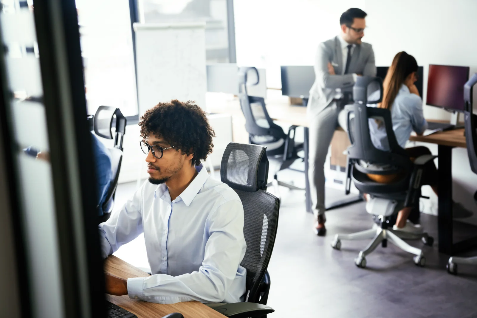 Programmers cooperating brainstorming at informati 2026 01 09 00 08 05 utc - Hvordan velge riktig digitalbyrå: sjekkliste og spørsmål du må...