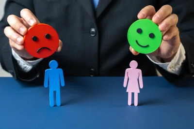 Psychologist holds a happy and angry emoji over a 2026 03 05 11 44 05 utc - Konstruktive tilbakemeldinger på jobb og skole: slik gir du dem...