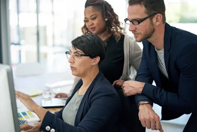 Putting their heads together 2026 01 09 11 12 58 utc - Hvordan velge riktig digitalbyrå: sjekkliste og spørsmål du må stille