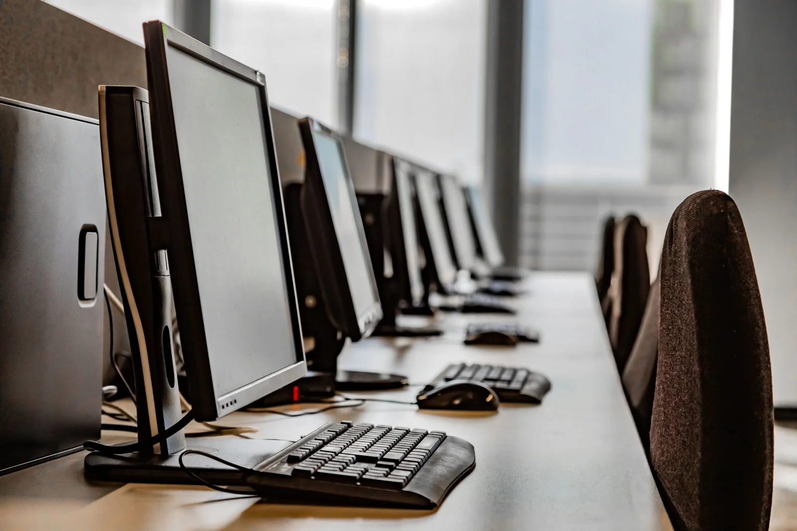 Row of computer workstations in an office with nat 2026 01 07 23 17 56 utc - Outsourcing vs in-house for norske SMB: kostnad, kontroll og be...