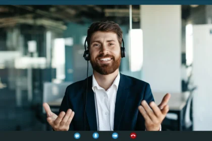 Screen view of confident businessman making video 2026 01 08 23 20 53 utc - Hva gjør et digitalbyrå? Komplett guide til tjenester og leveran...