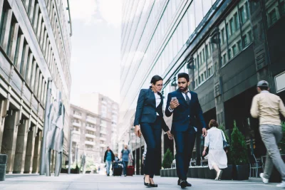 Serious business partner walking in downtown stree 2026 01 05 00 17 44 utc - Hva gjør et digitalbyrå? Komplett guide til tjenester og levera...