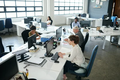 Shot of a group of coworkers sitting at their work 2026 01 09 10 43 40 utc - Kommunikasjon i samarbeid: møtestruktur, tilbakemeldingskultur...