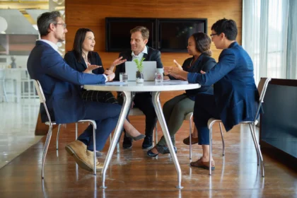 Shot of a group of corporate businesspeople workin 2026 01 09 11 32 16 utc - Kommunikasjon i samarbeid: møtestruktur, tilbakemeldingskultur...