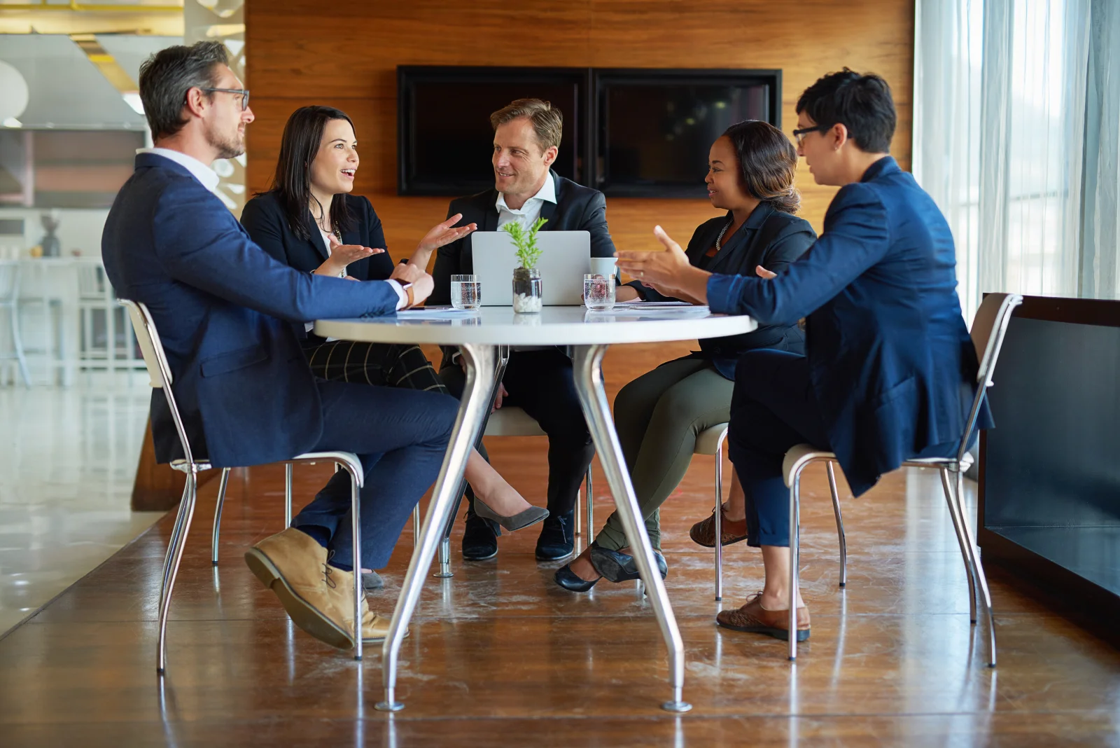 Shot of a group of corporate businesspeople workin 2026 01 09 11 32 16 utc - Kommunikasjon i samarbeid: møtestruktur, tilbakemeldingskultur...