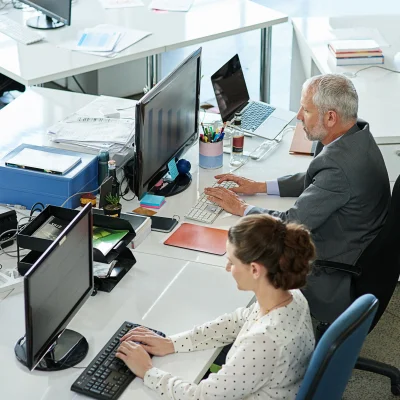 Shot of colleagues working on their computers whil 2026 01 09 10 03 50 utc - Outsourcing vs in-house for norske SMB: kostnad, kontroll og be...