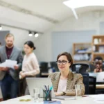 Smiling businesswoman working in open space office 2026 01 08 22 22 08 utc - Årsaksanalyse: Hvorfor partnerskap mislykkes og hvordan forebyg...