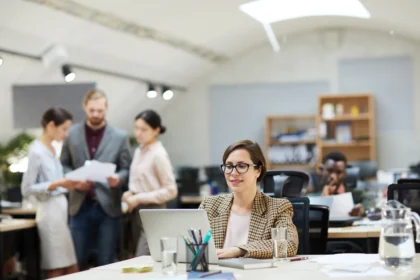 Smiling businesswoman working in open space office 2026 01 08 22 22 08 utc - Årsaksanalyse: Hvorfor partnerskap mislykkes og hvordan forebyg...
