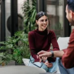 Smiling friends enjoy outdoor conversation in rela 2026 01 08 08 20 08 utc - Anerkjennelse vs. forståelse: hva er forskjellen?